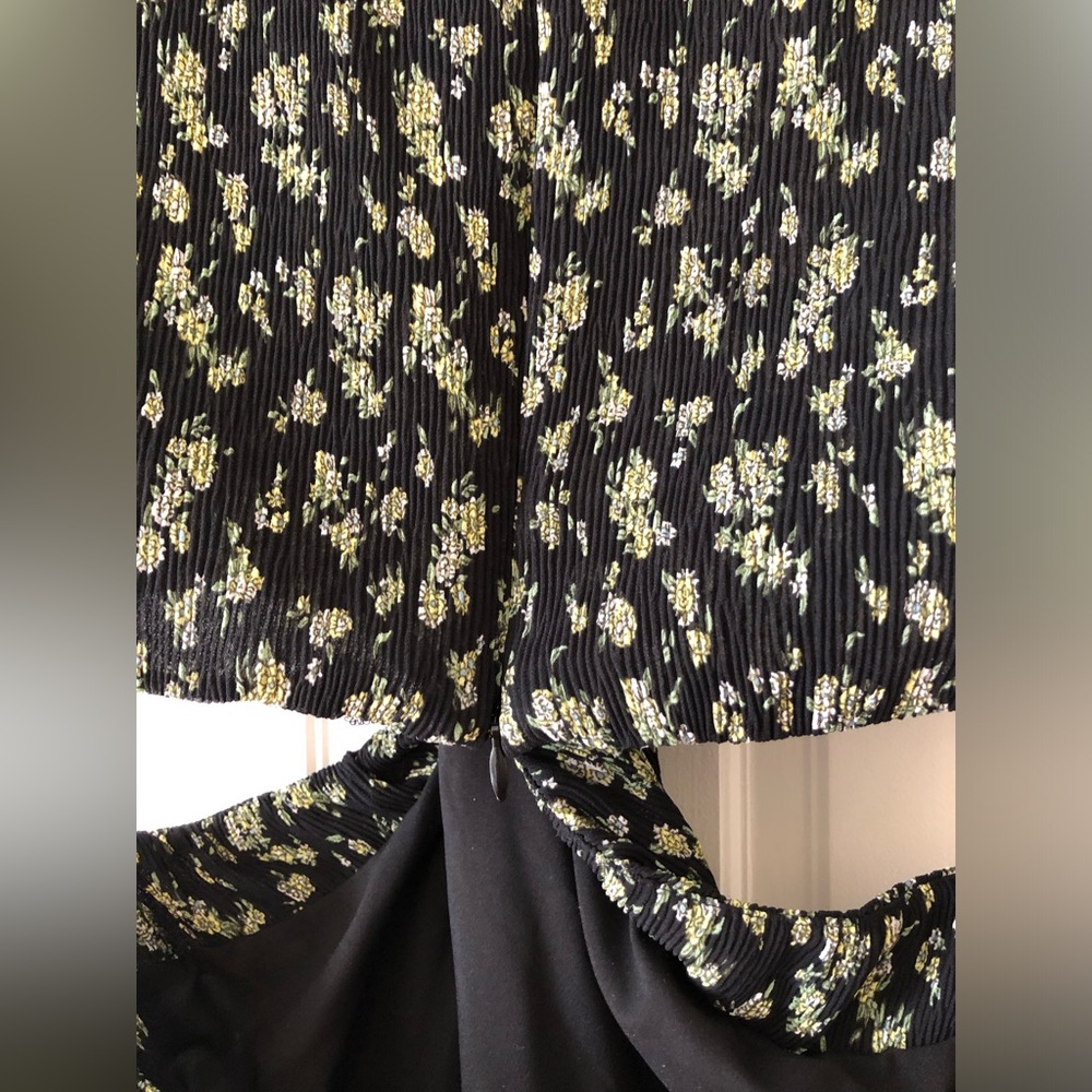 NWT! Drew Plisse Cut-Out Twist Front Dress in Ditsy Floral - Picture 11 of 11